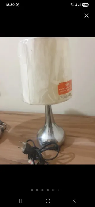 Lámparas de mesa plateadas y beige