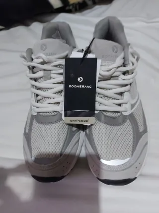 Zapatillas grises y blancas