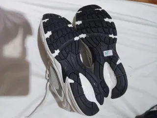 Zapatillas grises y blancas