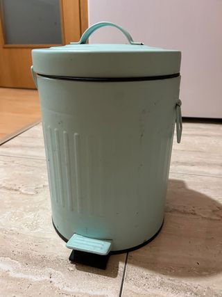 Cubo de basura metálico con pedal