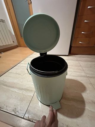 Cubo de basura metálico con pedal