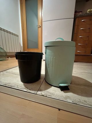 Cubo de basura metálico con pedal
