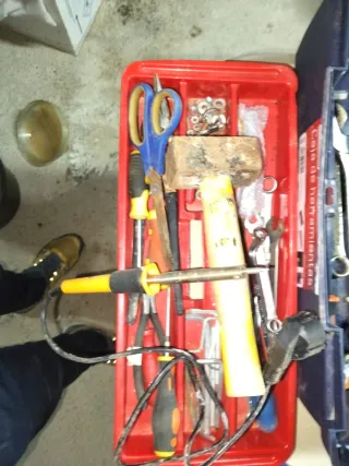 Caja de herramientas con herramientas