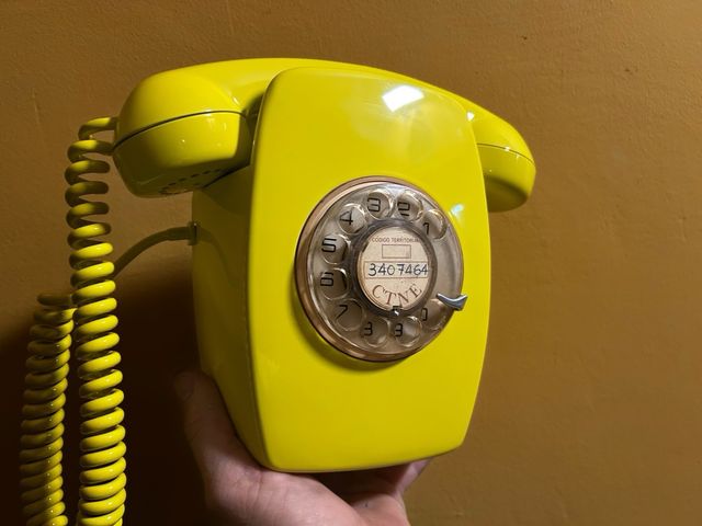 Teléfono antiguo amarillo