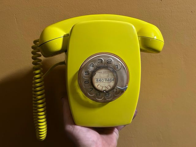 Teléfono antiguo amarillo
