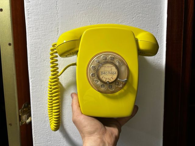 Teléfono antiguo amarillo