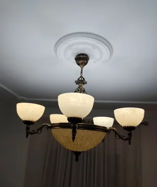 Lámpara de salón beige y dorada