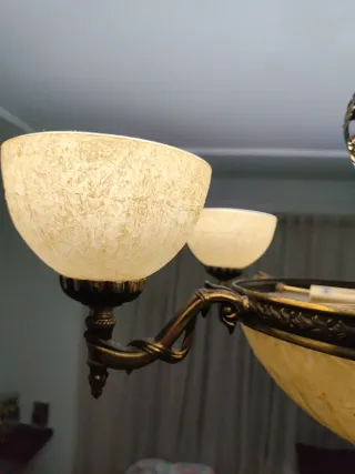 Lámpara de salón beige y dorada