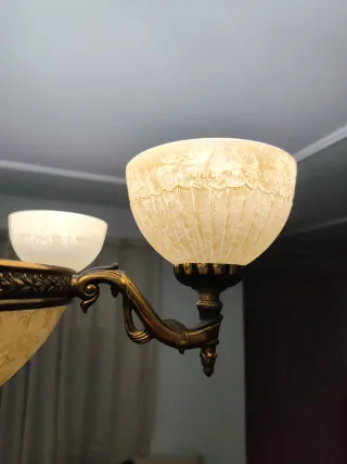 Lámpara de salón beige y dorada