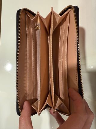 Monedero negro con cremallera