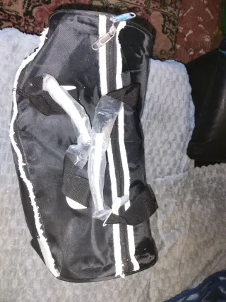 Bolso negro con detalle blanco