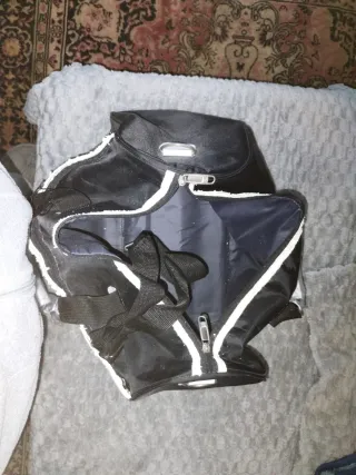 Bolso negro con detalle blanco