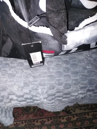 Bolso negro con detalle blanco