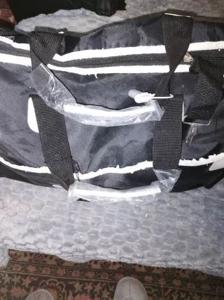 Bolso negro con detalle blanco