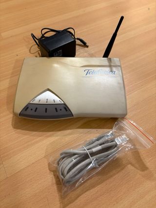 Router Telefonica con cables y adaptador