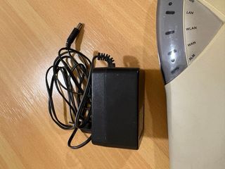 Router Telefonica con cables y adaptador