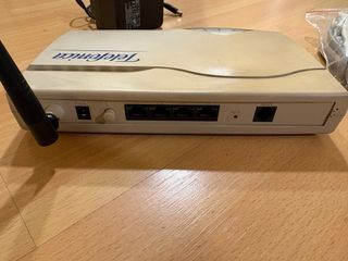 Router Telefonica con cables y adaptador