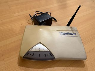 Router Telefonica con cables y adaptador