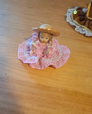 Muñeca de porcelana vintage con vestido rosa