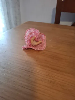 Muñeca de porcelana vintage con vestido rosa