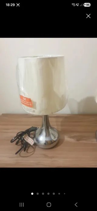 Lámpara de mesa plateada y  Beige