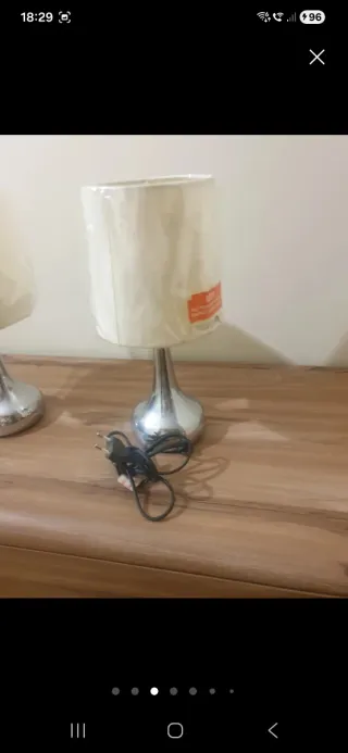 Lámpara de mesa plateada y  Beige