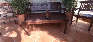 Banco y sillones de madera para jardín
