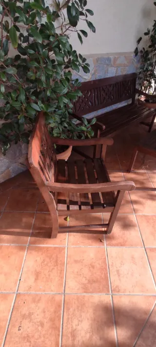 Banco y sillones de madera para jardín