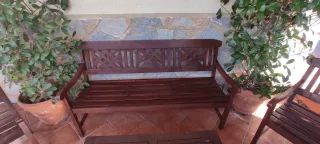 Banco y sillones de madera para jardín