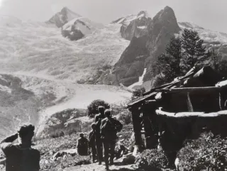 Fotografía antigua avance militar WWII