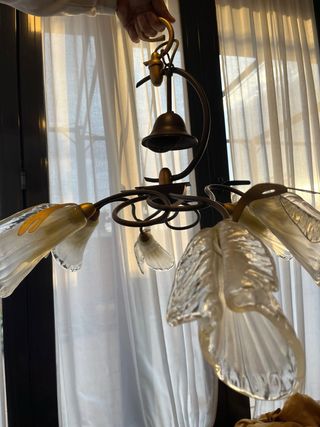 Lámpara de forja con tulipas de cristal