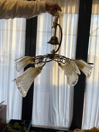 Lámpara de forja con tulipas de cristal