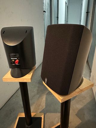 Altavoces Yamaha Negros+ soportes