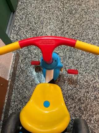 Triciclo infantil azul y amarillo