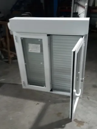 Ventana blanca con persiana