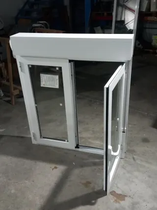 Ventana blanca con persiana