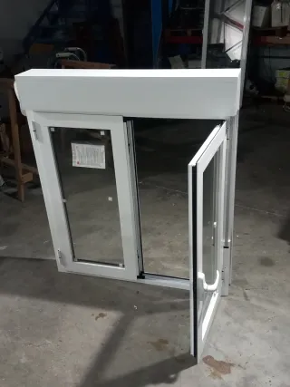 Ventana blanca con persiana