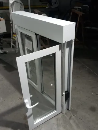 Ventana blanca con persiana