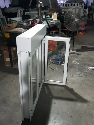 Ventana blanca con persiana