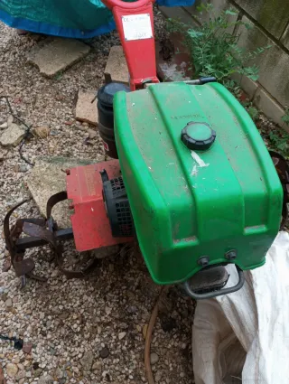 Motocultor verde y rojo