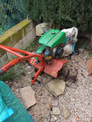 Motocultor verde y rojo