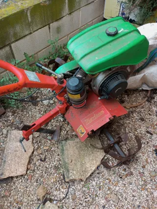 Motocultor verde y rojo