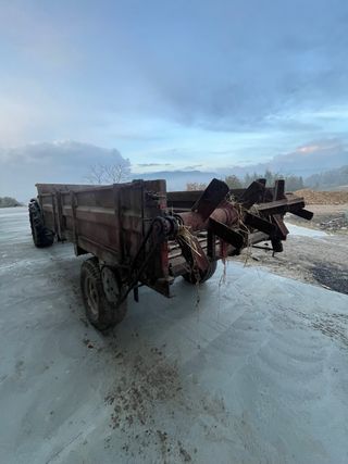 Remolque antiguo para estiércol