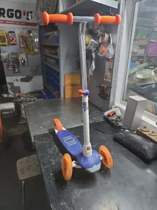 Patin 3 ruedas naranja y azul