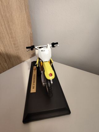 Miniatura Moto Suzuki RM-Z 250 Maisto 1:18