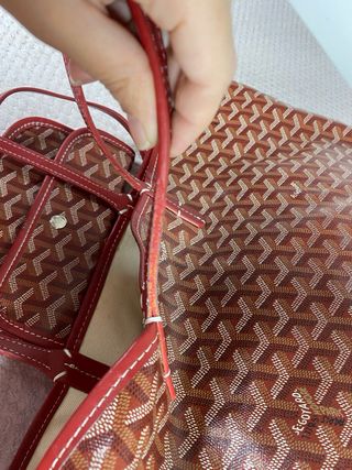 Bolso Goyard con monedero marrón y rojo