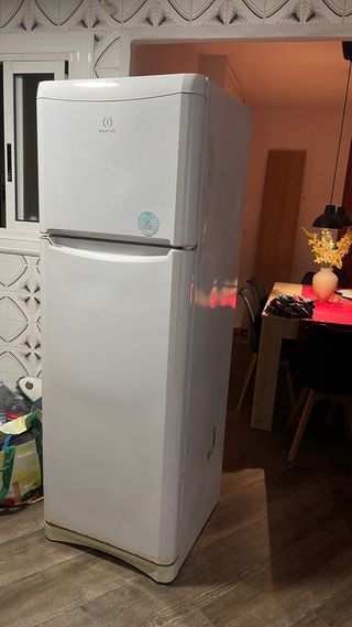 Nevera Indesit blanca