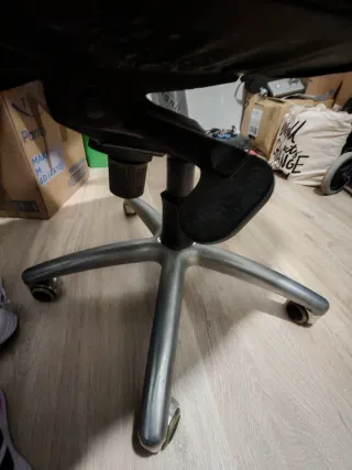 Silla de oficina ergonómica negra