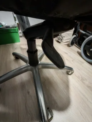 Silla de oficina ergonómica negra