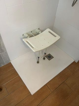 Silla de ducha ortopédica pared